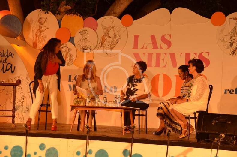 Las cinco vecinas que oficiaron de pregoneras (Foto Francisco Javier Santana)